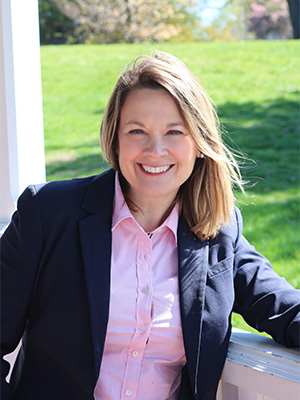 headshot of Dr. Leah Flynn Gallant