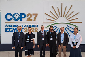 Dr.Yang with the team at COP 27